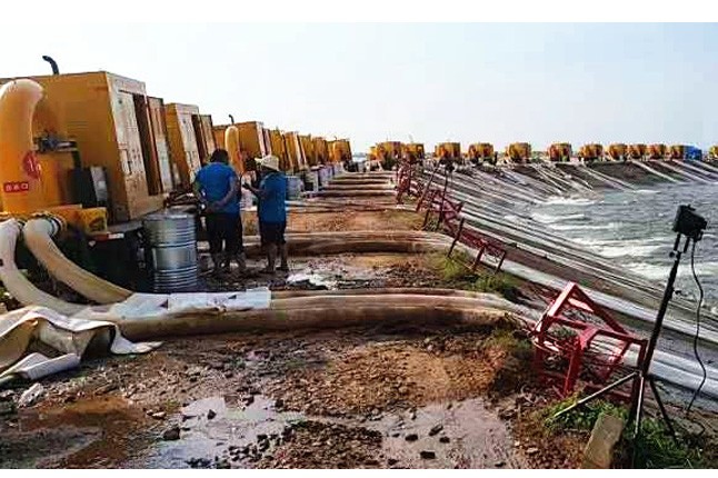 郑州AOA最新版登录中国有限公司官网排涝泵车在鄱阳湖抢险现场发挥重要作用
